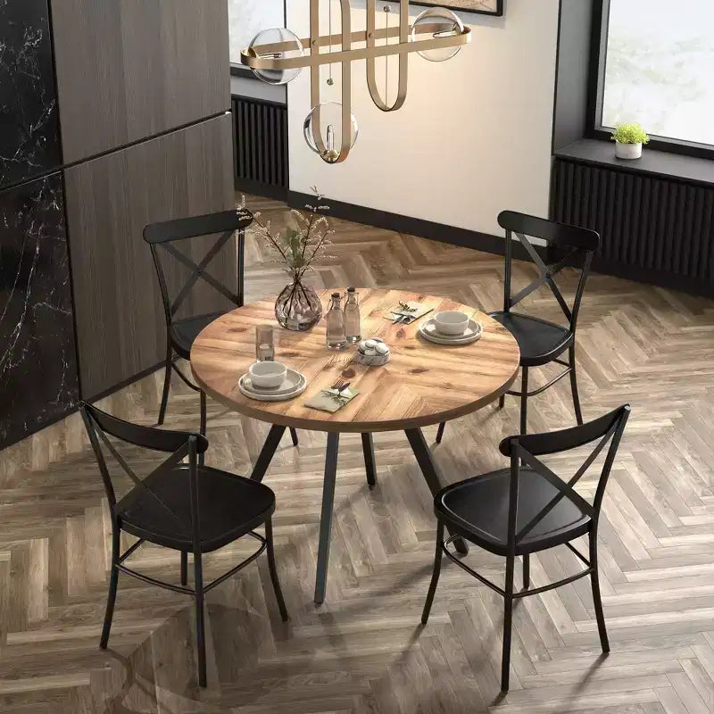 Table de salle à manger ronde Jolana avec plateau en chêne et pieds noirs et ensemble de chaises en métal à dossier en X - iNSPIRE Q