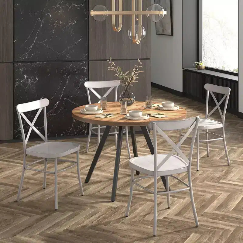 Table de salle à manger ronde Jolana avec plateau en chêne et pieds noirs et ensemble de chaises en métal à dossier en X - iNSPIRE Q