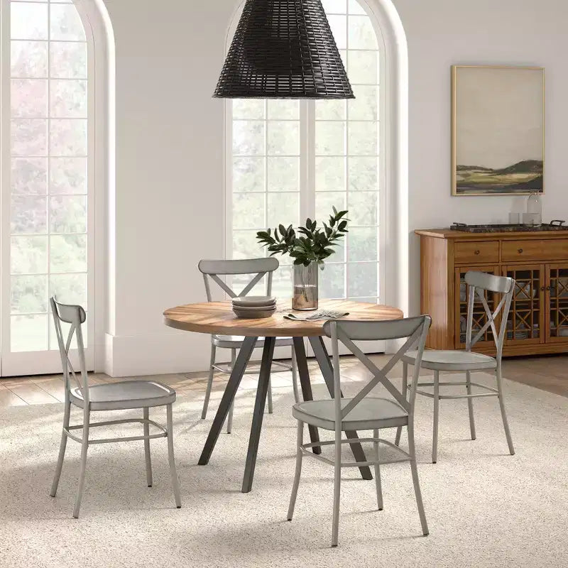 Table de salle à manger ronde Jolana avec plateau en chêne et pieds noirs et ensemble de chaises en métal à dossier en X - iNSPIRE Q