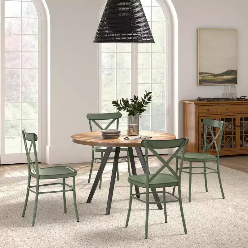 Table de salle à manger ronde Jolana avec plateau en chêne et pieds noirs et ensemble de chaises en métal à dossier en X - iNSPIRE Q