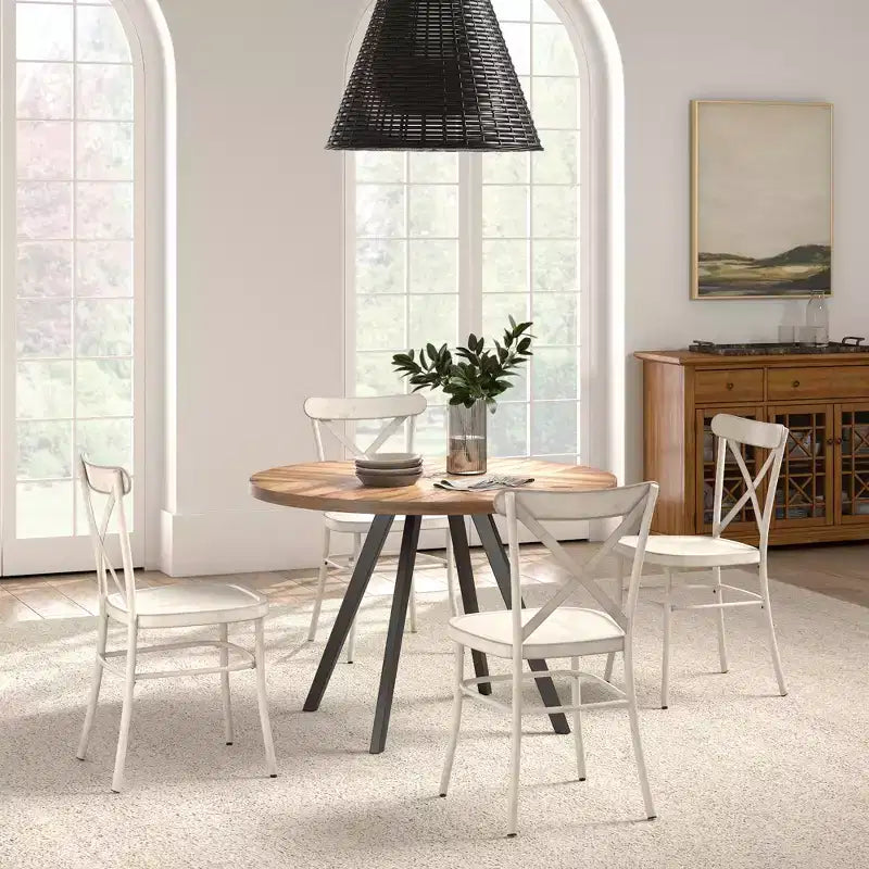 Table de salle à manger ronde Jolana avec plateau en chêne et pieds noirs et ensemble de chaises en métal à dossier en X - iNSPIRE Q