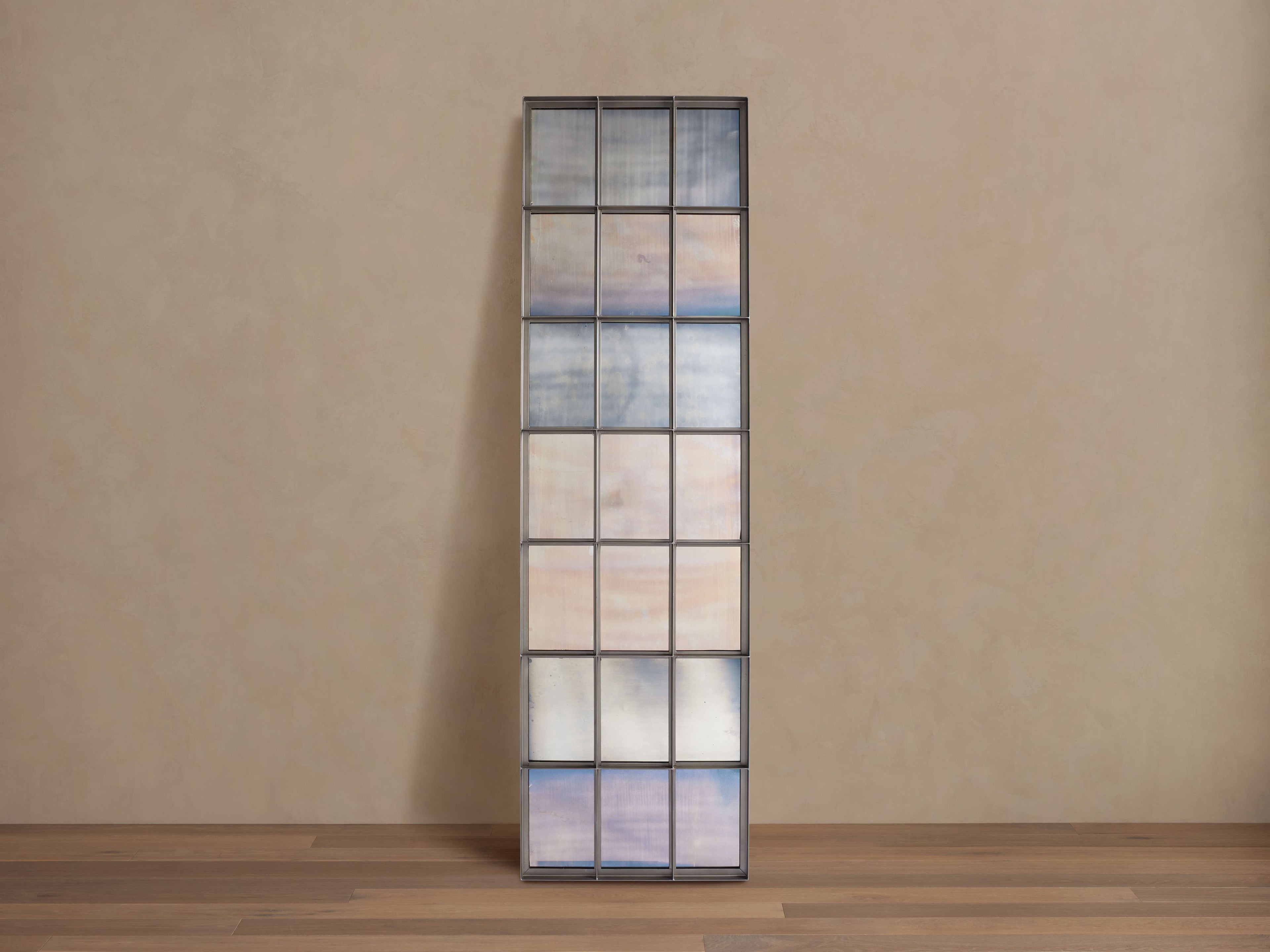 Miroir sur pied étroit